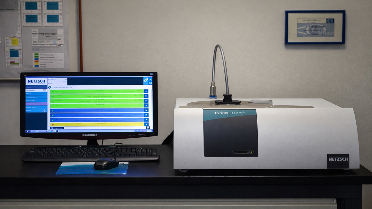 Thermogravimetric Analysis (TGA) device from ambient temperature to 1000°C